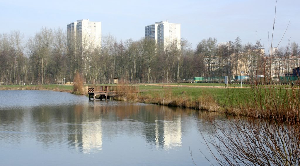 20 – Montataire – Rue Andrée Ginisti – Parc urbain – Etang – Reflet Residences Helene