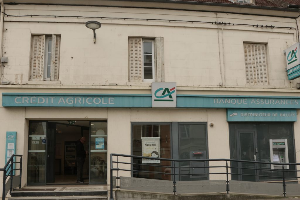 2024-03-08 Place Auguste Genie 04 Credit-Agricole R7_09270
