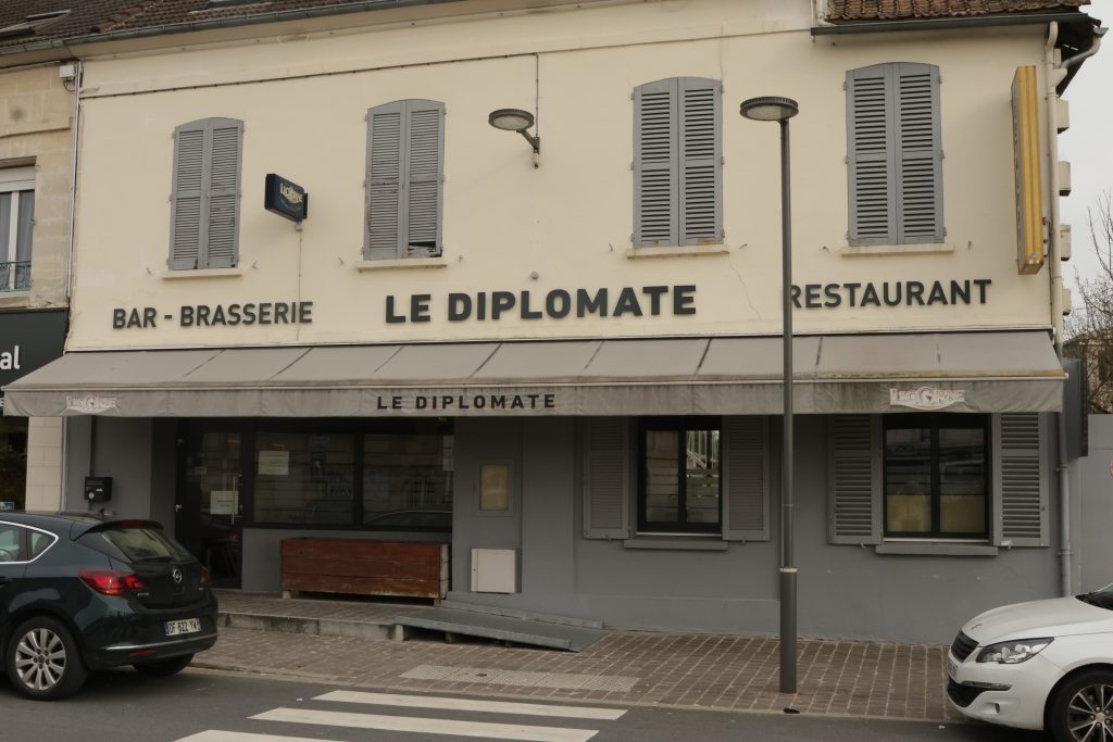 2024-03-08 Place Auguste Genie 07 Le-Diplomate Bar-Restaurant R7_09255