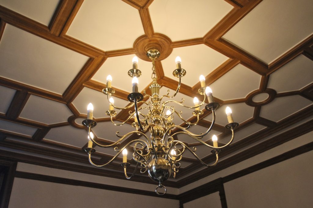 26 – Montataire – Chateau – Interieur – Lustre