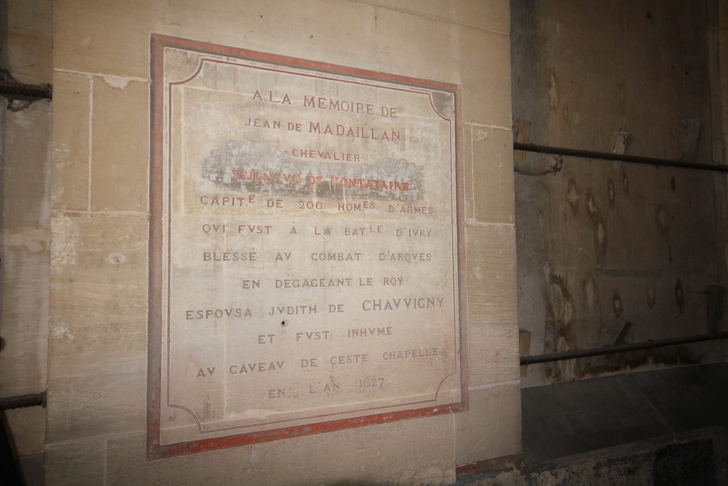 27 – Montataire Le Chateau – Caveau