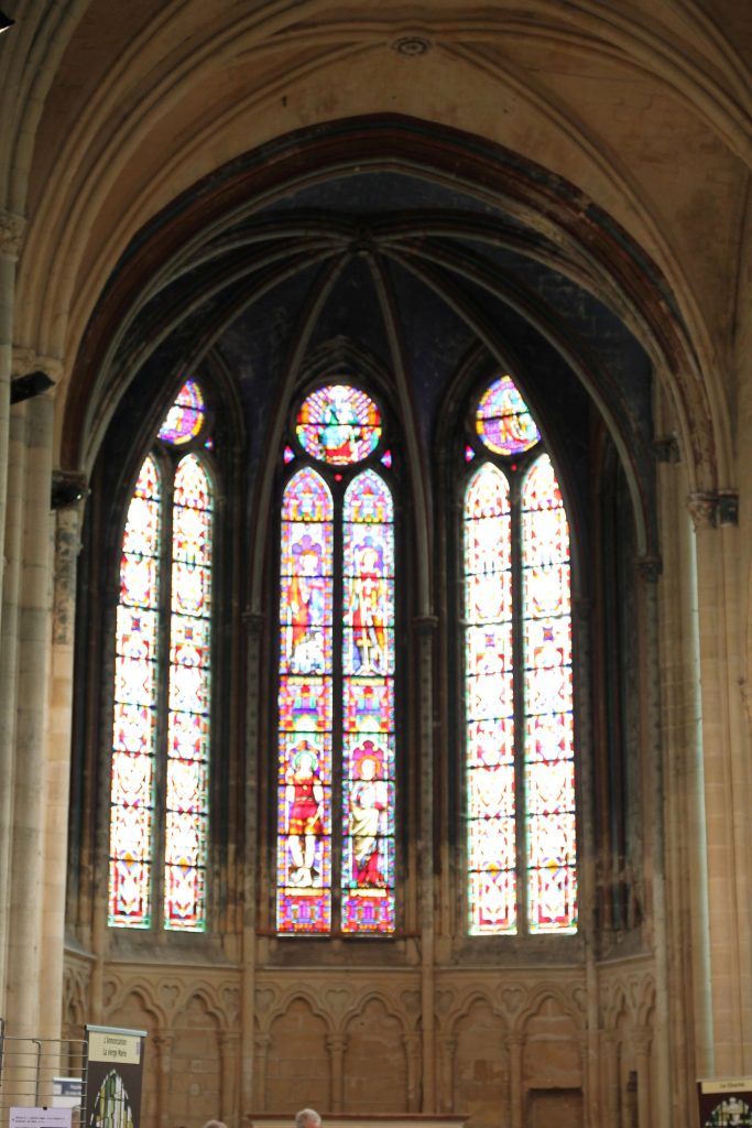 33 – Montataire – Interieur Eglise Vitraux