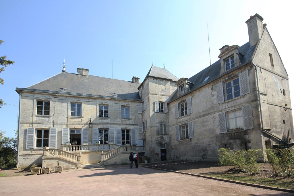 49 – Montataire Le Chateau – Derrière