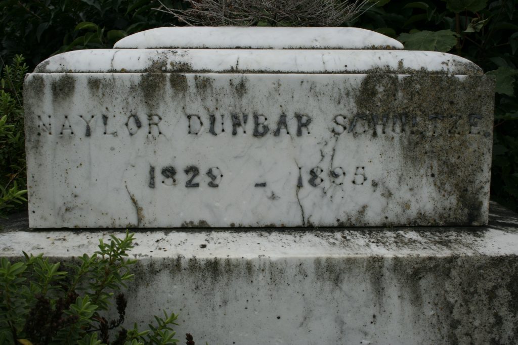 53 – Sépulture Naylor Dunbar Schultze, rue de l&rsquo;église