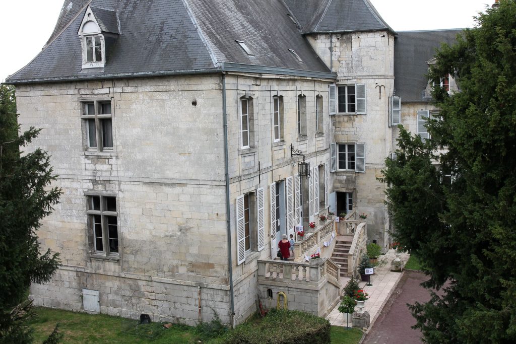55 – Montataire Le Chateau – Derrière