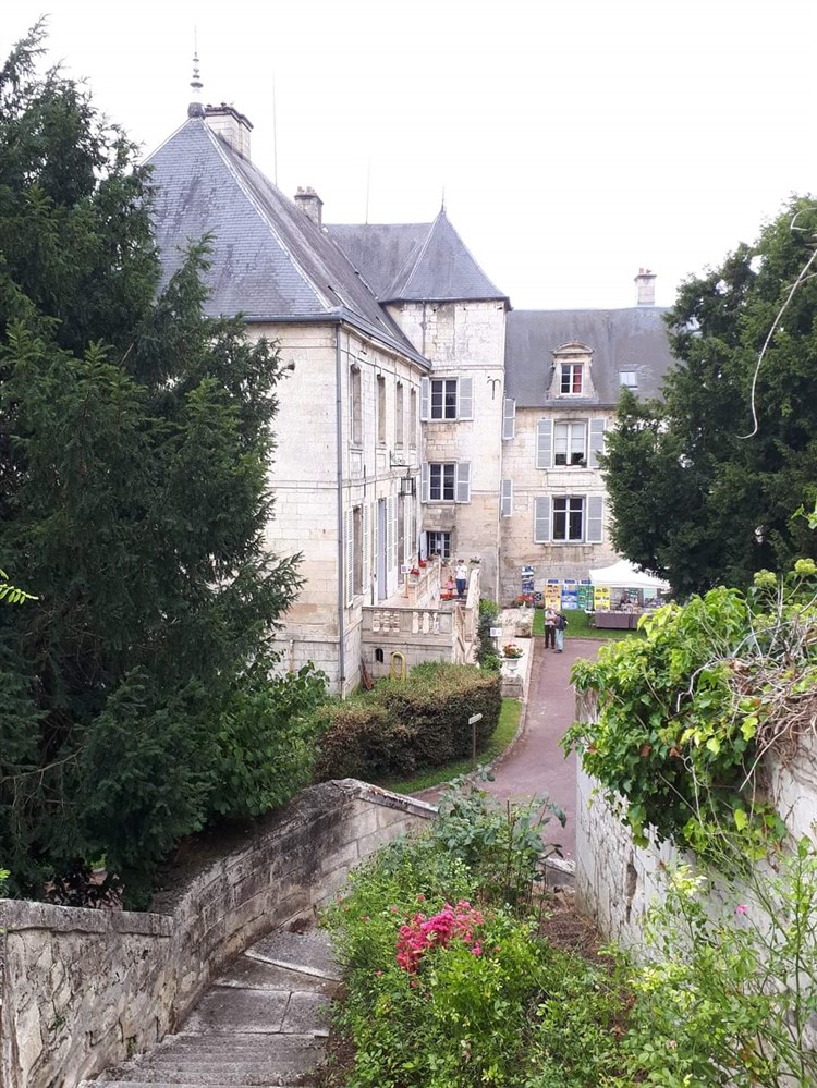 56 – Montataire Le Chateau – Derrière