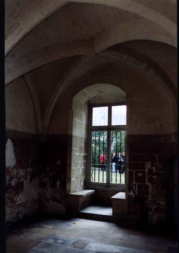 65 – Montataire – Chateau – Interieur – Salle de garde