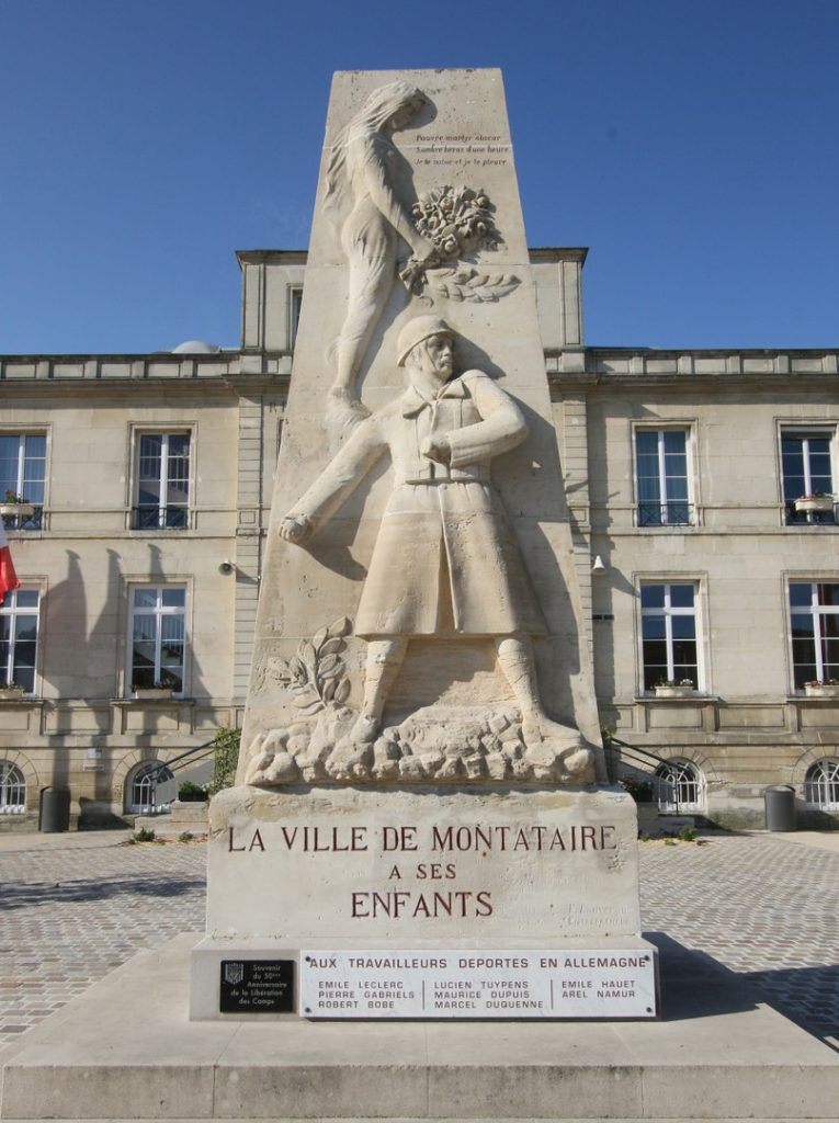 67 – Montataire – Monument aux morts.