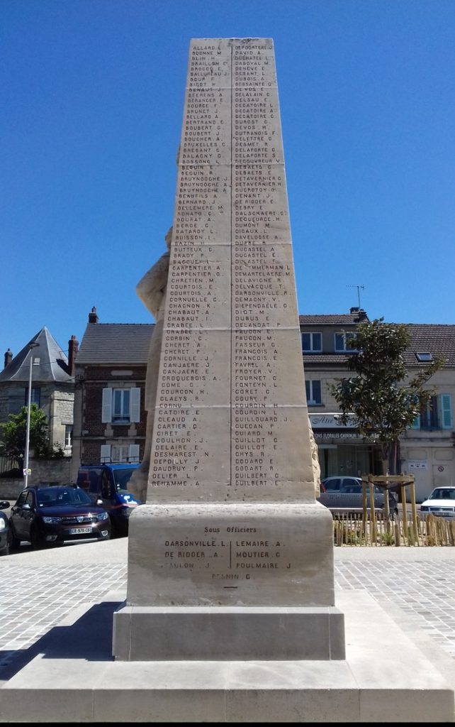 69 – Montataire – Monument aux morts.