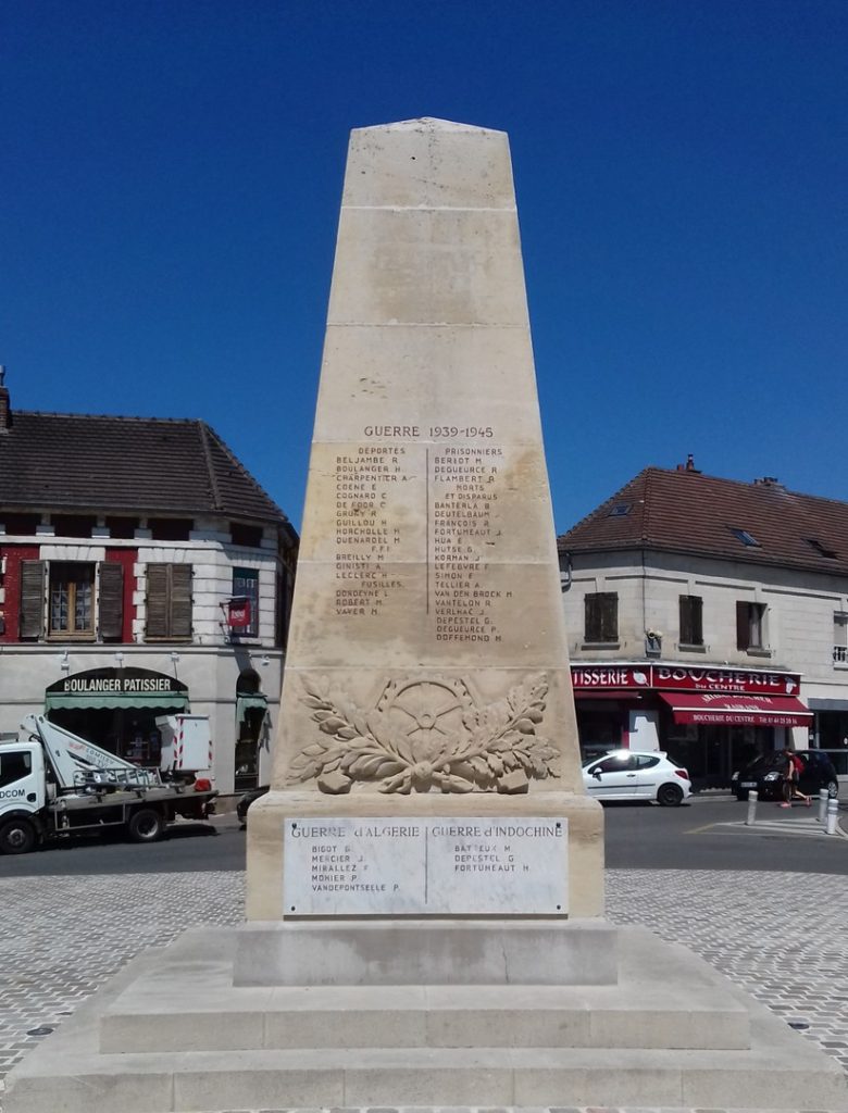 70 – Montataire – Monument aux morts.