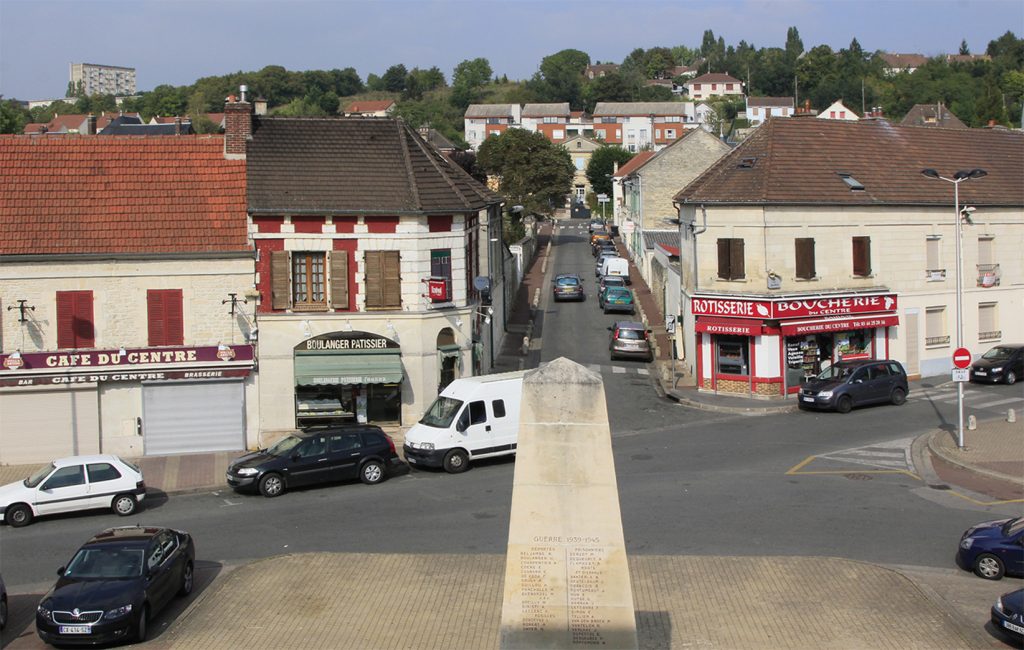 73 – Montataire – Monument aux morts.
