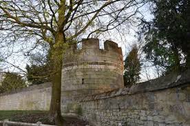 81 – Montataire Le Chateau – Mur et Tour