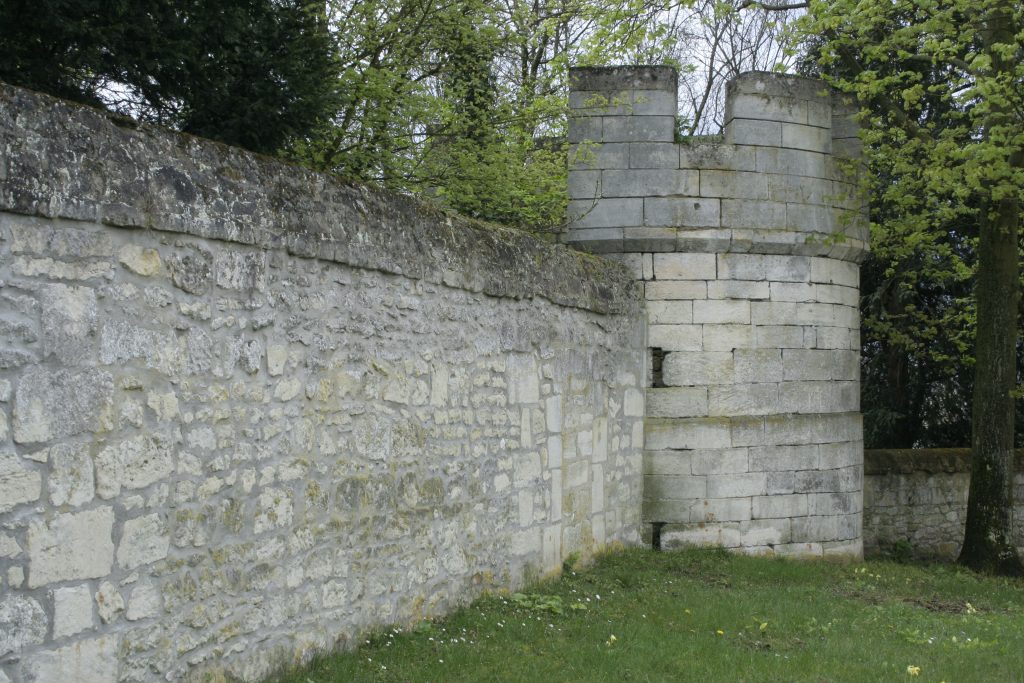 82 – Montataire Le Chateau – Mur et Tour