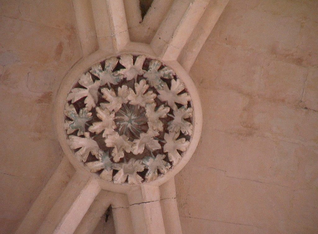 EGLISE INTERIEUR SCULPTURE CLE DE VOUTE IMGA0306