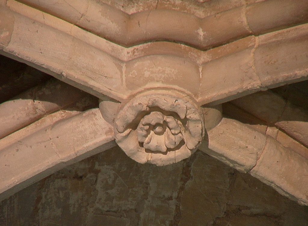 EGLISE INTERIEUR SCULPTURE CLE DE VOUTE IMGA0429