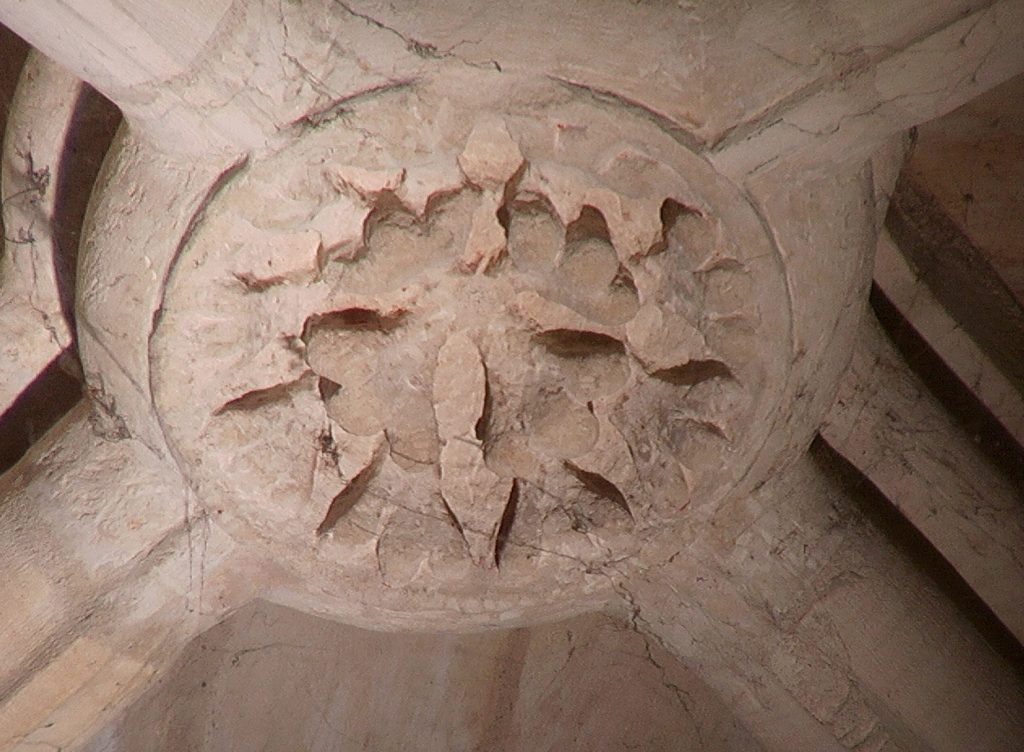 EGLISE INTERIEUR SCULPTURE CLE DE VOUTE IMGA0432