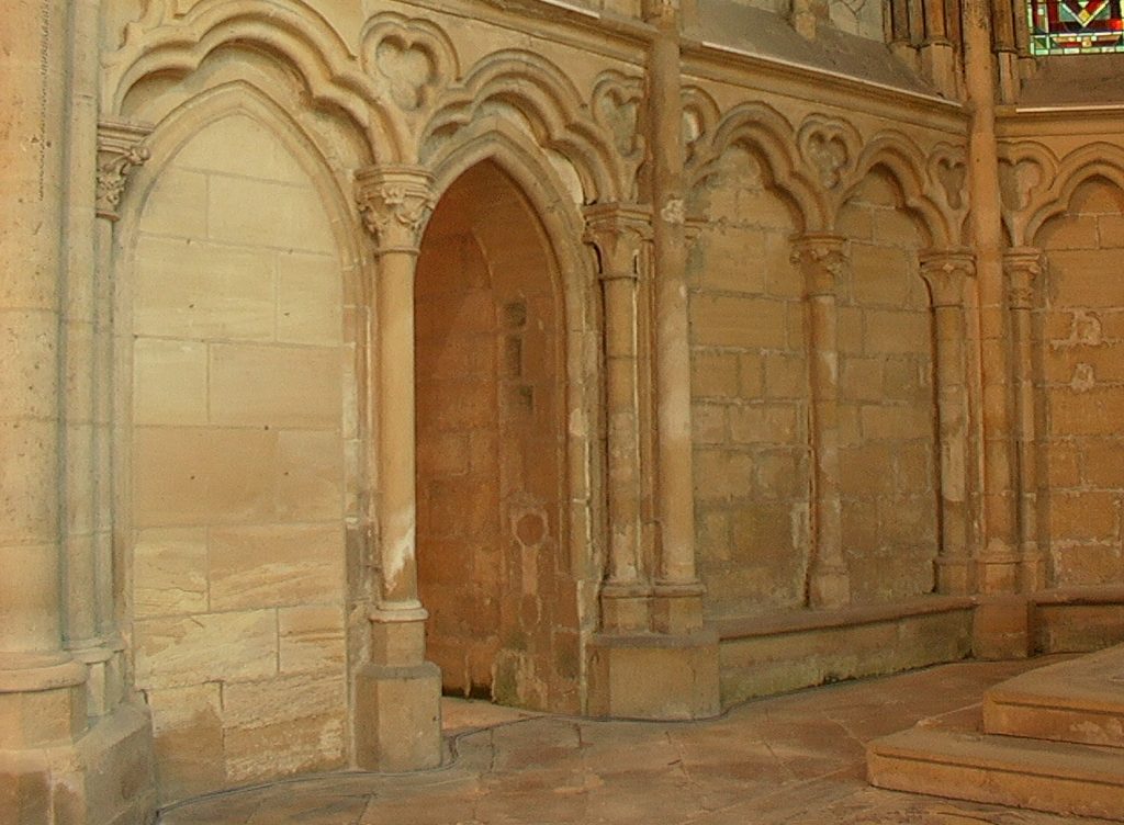 EGLISE INTERIEUR SCULPTURE COLONETTE IMGA0373