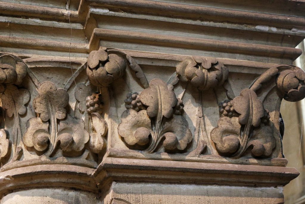 EGLISE INTERIEUR SCULPTURE Raisins C7D_4429
