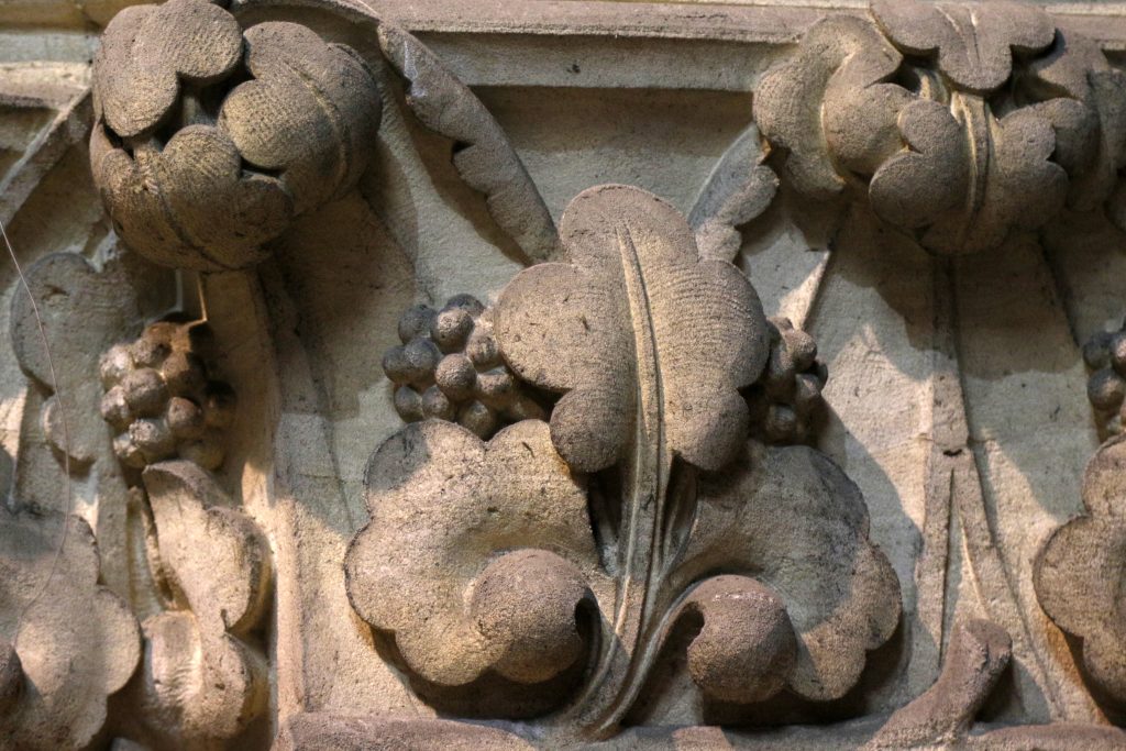 EGLISE INTERIEUR SCULPTURE Raisins C7D_4430