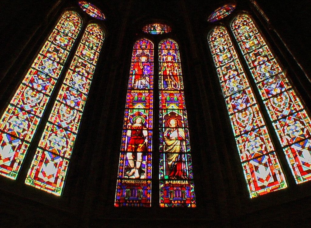 EGLISE INTERIEUR VITRAUX IMGA0268 LIVRE