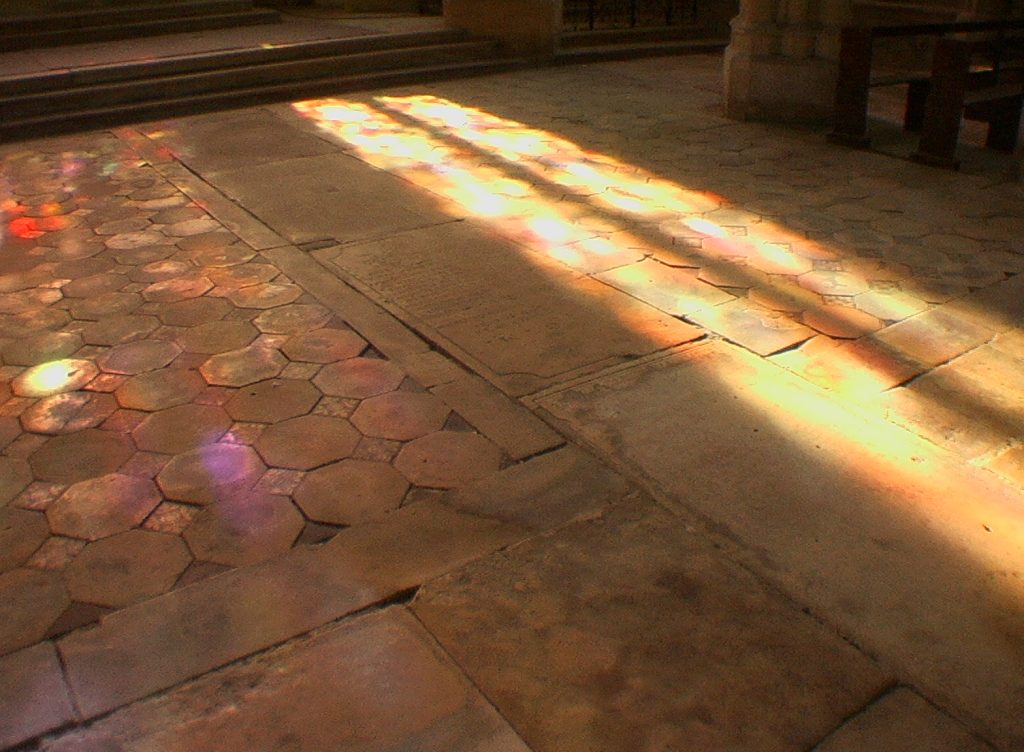 EGLISE INTERIEUR VITRAUX LUMIERE IMGA0318