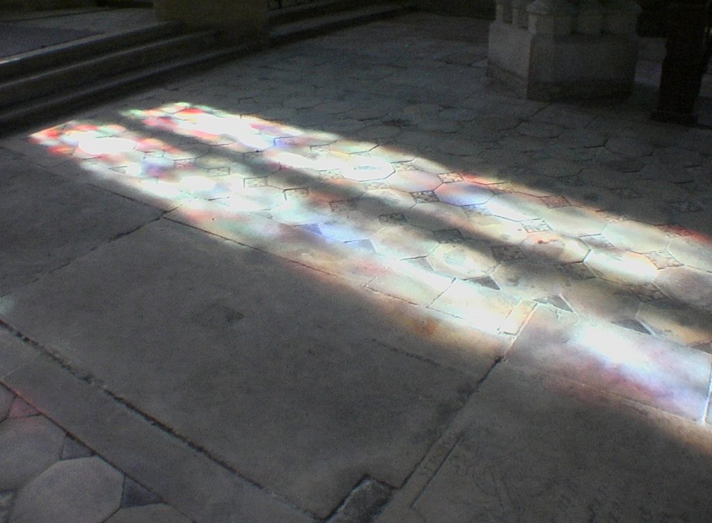 EGLISE INTERIEUR VITRAUX LUMIERE IMGA0319