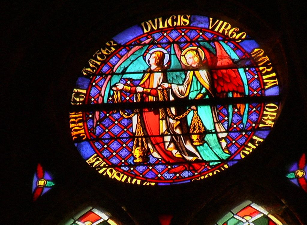 EGLISE INTERIEUR VITRAUX OCULUS IMGA0249