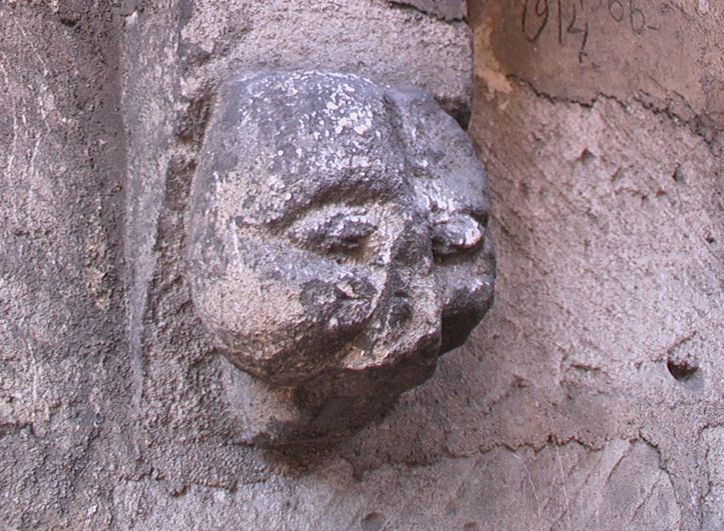 EGLISE SCULPTURES TETES IMGA0354