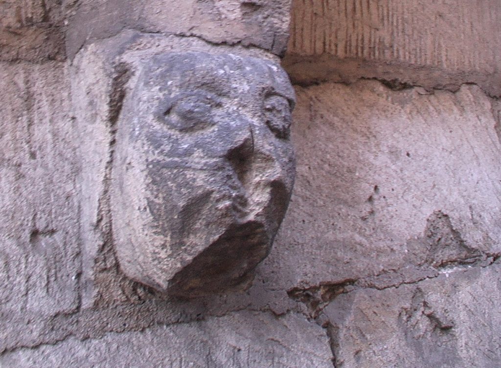 EGLISE SCULPTURES TETES IMGA0355