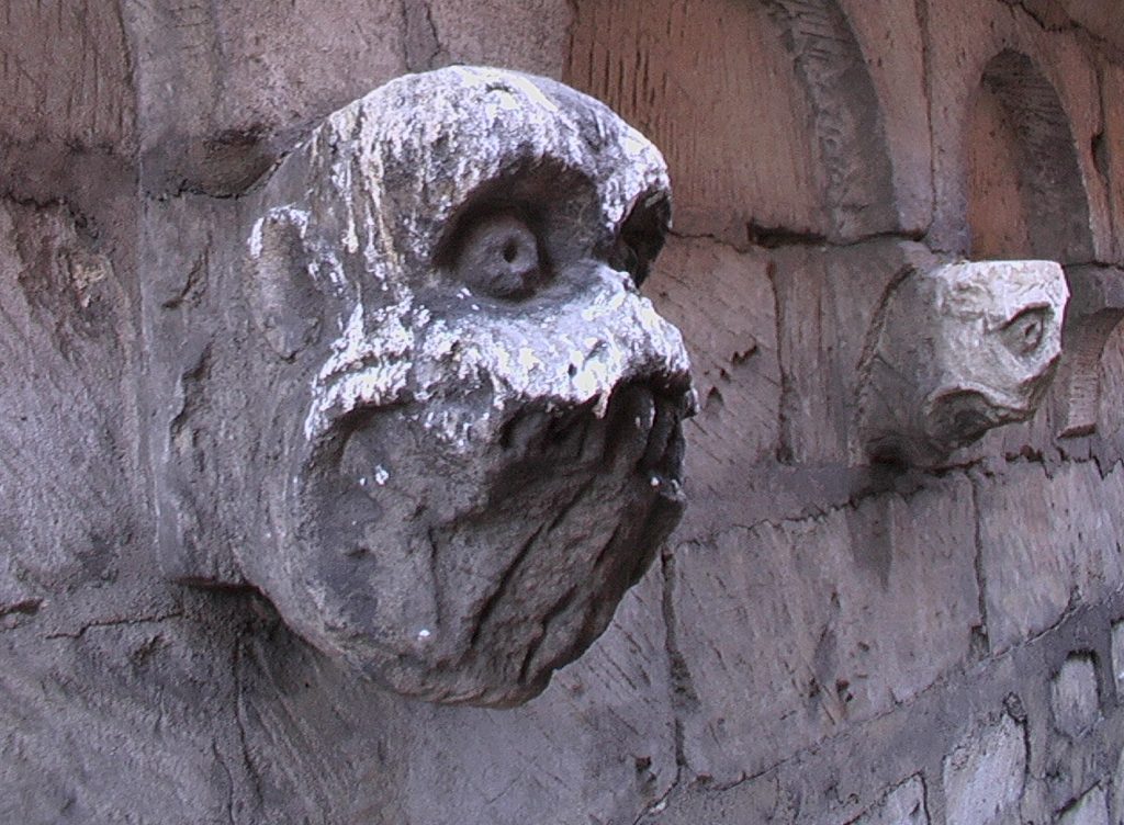 EGLISE SCULPTURES TETES IMGA0356