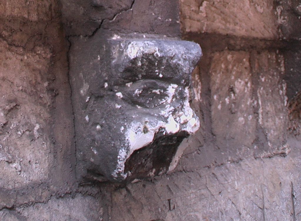 EGLISE SCULPTURES TETES IMGA0357