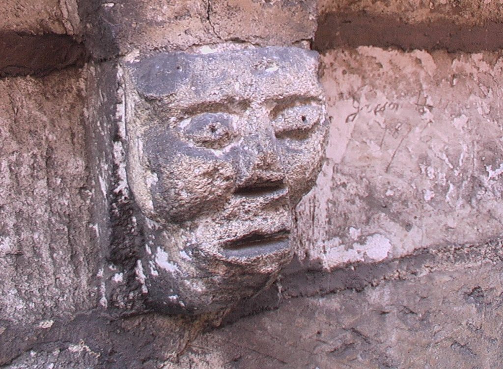 EGLISE SCULPTURES TETES IMGA0358
