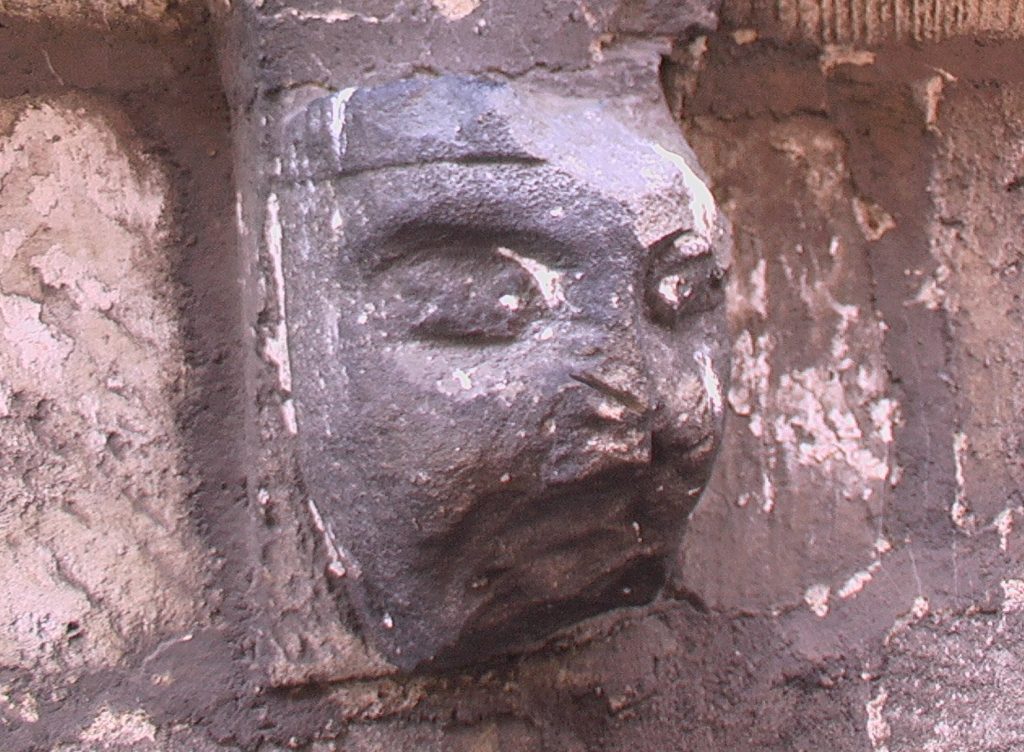 EGLISE SCULPTURES TETES IMGA0359