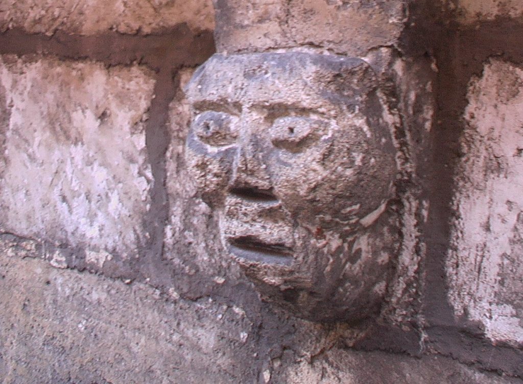 EGLISE SCULPTURES TETES IMGA0360