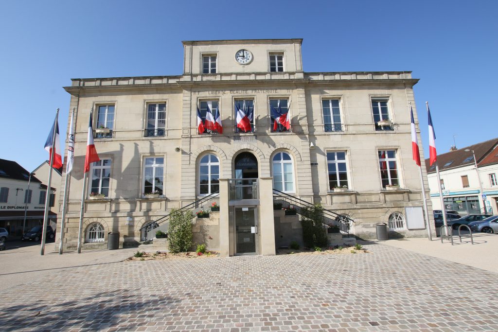 MAIRIE DEVANT C7D_8072