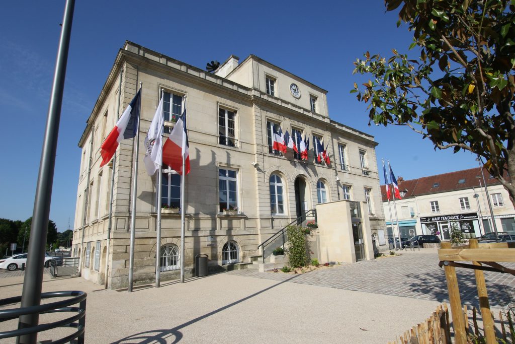 MAIRIE DEVANT C7D_8079