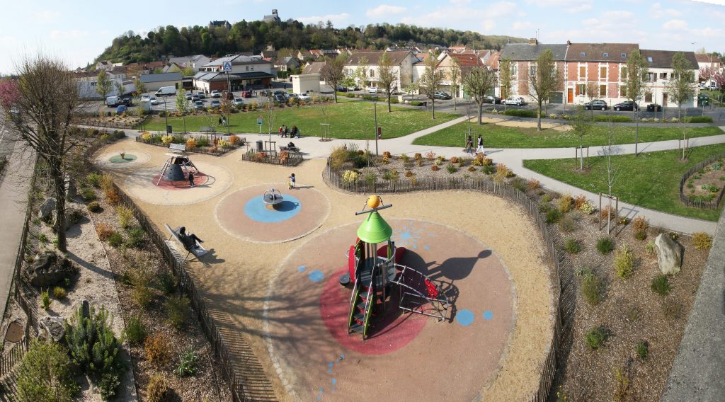 Page 33-001 FORGES ROND-POINT ESPACE-DE-JEUX Panorama LIVRE