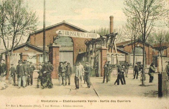 Sortie d’ouvriers devant l’usine Voirin, début 20e siècle
