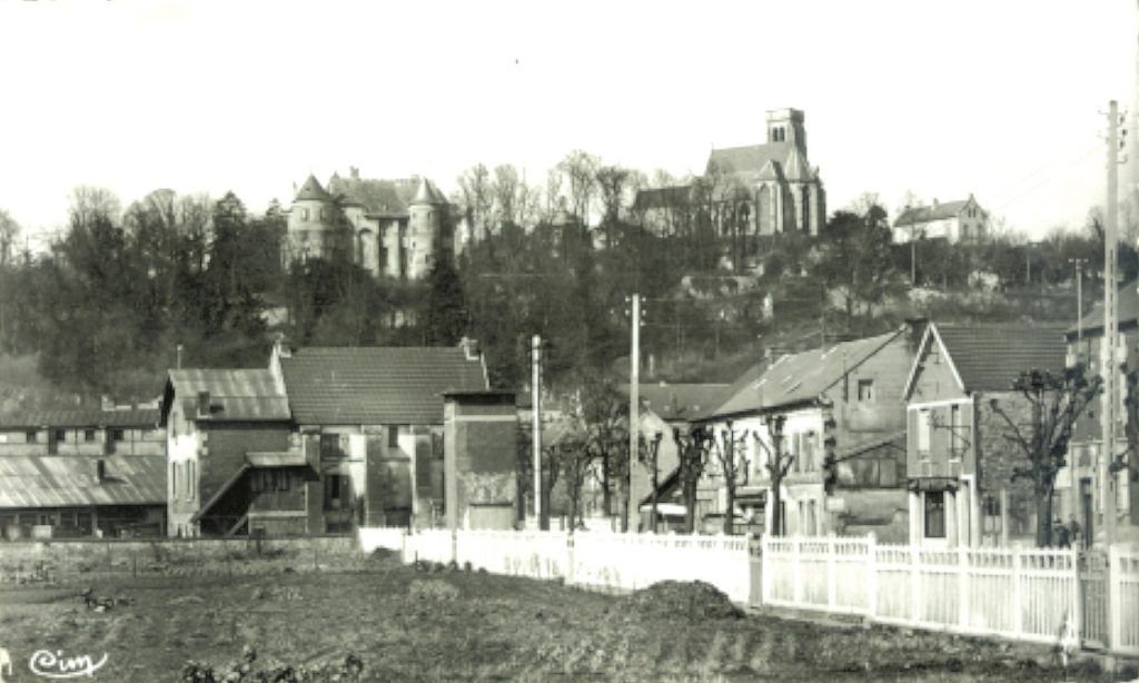 chateau, église vers 1950
