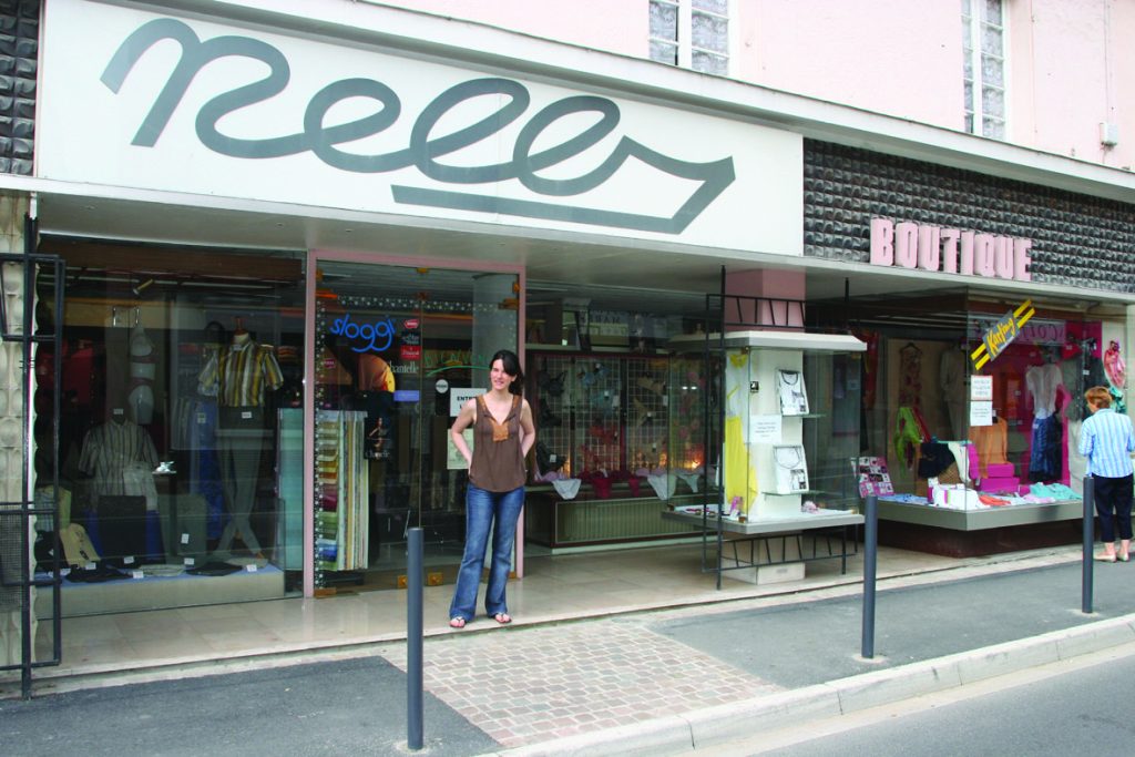 26 Rue de la République -B- 2005 – Nelly – boutique Nelly Habillement