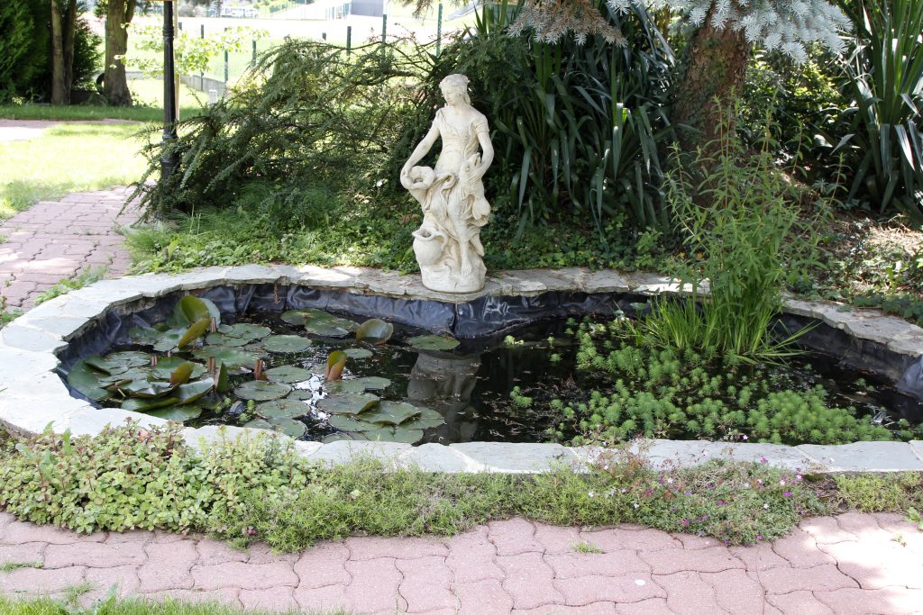 Page 52-08 MAISON Bassin-Statue _MG_4984 LIVRE